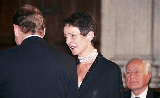 V�ra Kunderová na snímku z 28. �íjna 1995, kdy na Pra�ském hrad� p�evzala za...