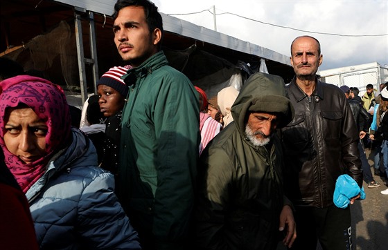 Migranti v uprchlickém táboe Moria na eckém ostrov Lesbos (27. listopadu...
