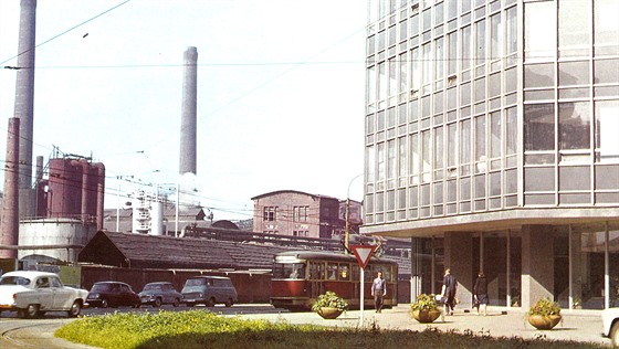 Pohled z Nádražní ulice v centru Ostravy do lokality Karolina v 70. letech.