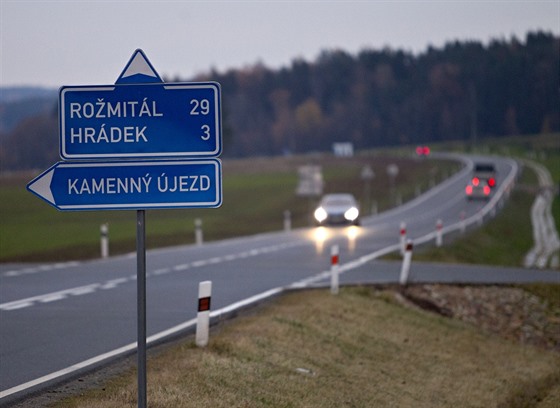 Po mnohaletém úsilí byl oteven obchvat Hrádku u Rokycan a Kamenného Újezdu.