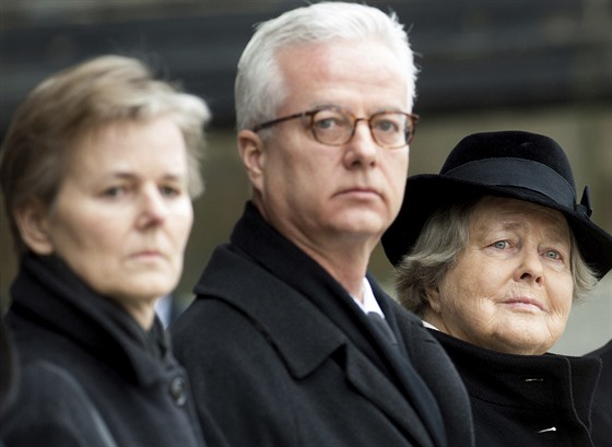 Fritz von Weizsäcker se svou sestrou Beatrice a manželkou Marianne na pohřbu...