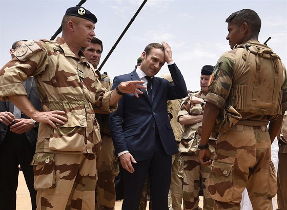 Francouzský prezident Emmanuel Macron navtívil vojáky operace Barkhane v Mali....