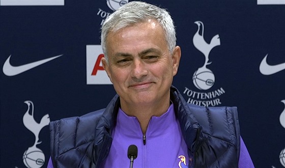 José Mourinho se usmívá na své první tiskové konferenci co by kou Tottenham...
