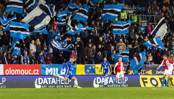 Olomoucký záloník Jakub Plek rozehrává pímý kop v ligovém utkání proti...