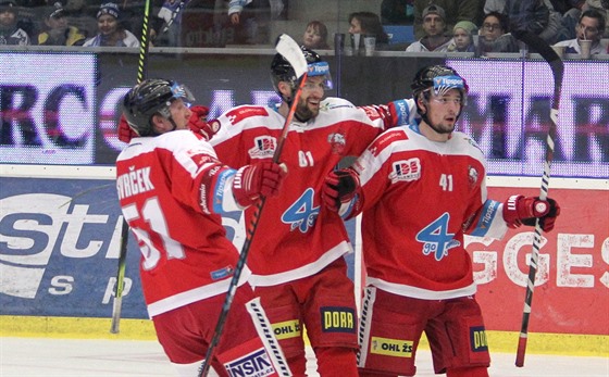 Jan vrek, Petr Kolouch a Petr Strapá slaví gól Olomouce.