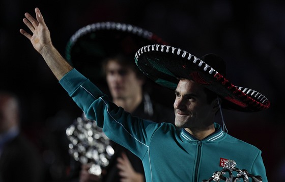 Roger Federer pi tenisové exhibici v nejvtí býí arén svta v Mexico City.