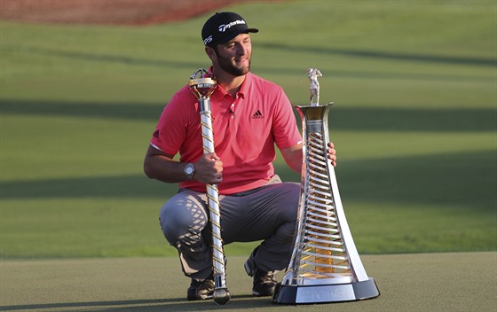 Jon Rahm s trofejemi pro vítze DP World Tour Championship v Dubaji i celkového...