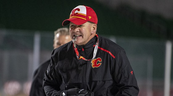 Trenér Bill Peters na tréninku hokejist Calgary Flames.