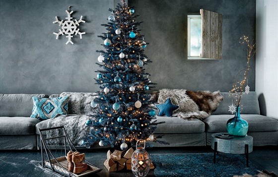 Do interiér s betonovou strkou se skvle hodí vánoní dekorace ve stylu...