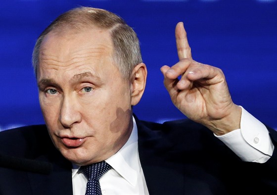 Ruský prezident Vladimir Putin mluví na investičním fóru v Moskvě. (20....