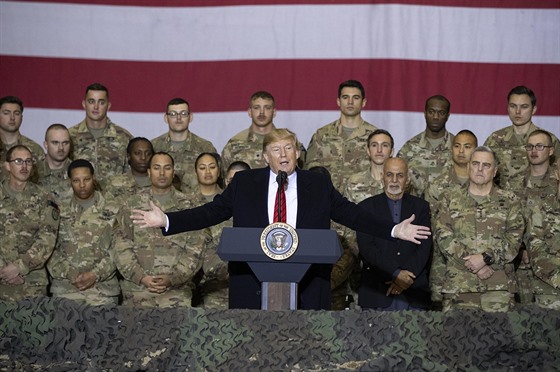 Americký prezident Donald Trump (uprosted) neekan navtívil americké vojáky...