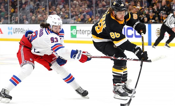 David Pastrák (vpravo) bránný Mikou Zibanejadem z New York Rangers.