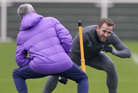 Trenér José Mourinho (vlevo) a jeho hvzda Harry Kane na tréninku Tottenhamu.