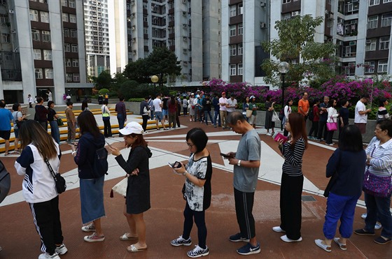 V Hongkongu zaaly místní volby, které jsou vnímány jako neoficiální referendum...