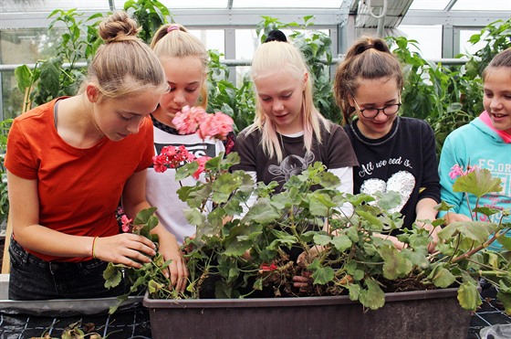 Školáci v Lánově se učí v nových dílnách i skleníku.