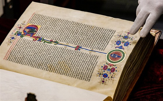 Bible vytištěná tiskařským lisem z doby vynálezce knihtisku Johannese...