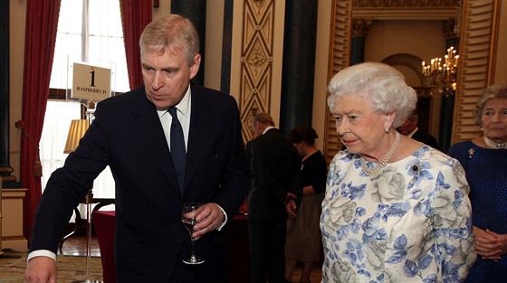 Princ Andrew a královna Albta II. (Londýn, 9. ervna 2014)
