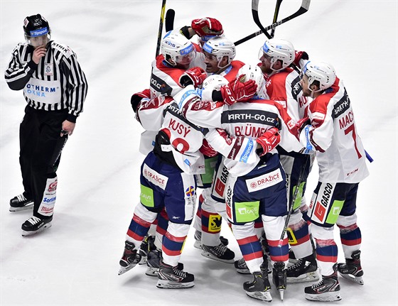 Pardubičtí hokejsité slaví triumf v utkání proti Plzni.