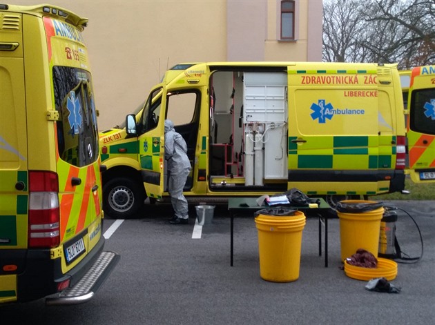 Zamořené sanitky po výbuchu v Hamru stále nemohou vyjet, kraj koupí nové