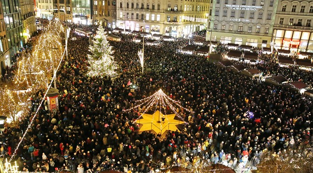Zaplněné náměstí se dočkalo. Vánoční strom se v 17 hodin slavnostně rozsvítil.
