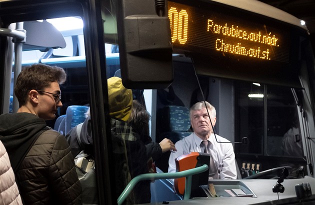 I kdy autobus jezdí peplnný, idi i cestující to berou s nadhledem. Cesta z...