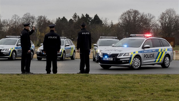 Policisté ze ty kraj pevzali na praské Letenské pláni 80 nových...