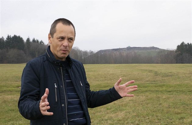 Ond�ej Nekvapil u skládky v Nasavrkách.