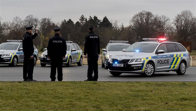 Policisté ze ty kraj pevzali na praské Letenské pláni 80 nových...
