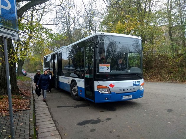 Náhradní autobusy vyjídjí od eskoskalického nádraí (6. 11. 2019).