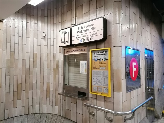 Filmai ve vestibulu metra Smíchovské nádraí
