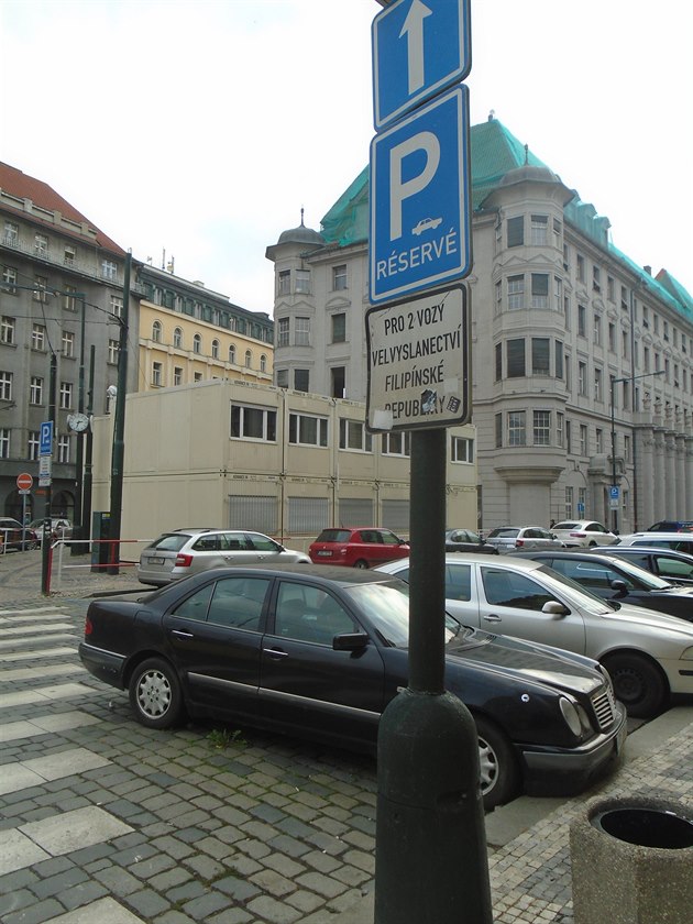 Dobrý den,
posílám své dv fotky zaparkovaného luxusního mercedesu s diplomatickou znakou na Senováném námstí v centru Prahy. Patí velvyslanectví Filipín. Parkuje sice na vyhrazeném stání pro filipínské velvyslanectví, ale autem zasahuje do pechodu 