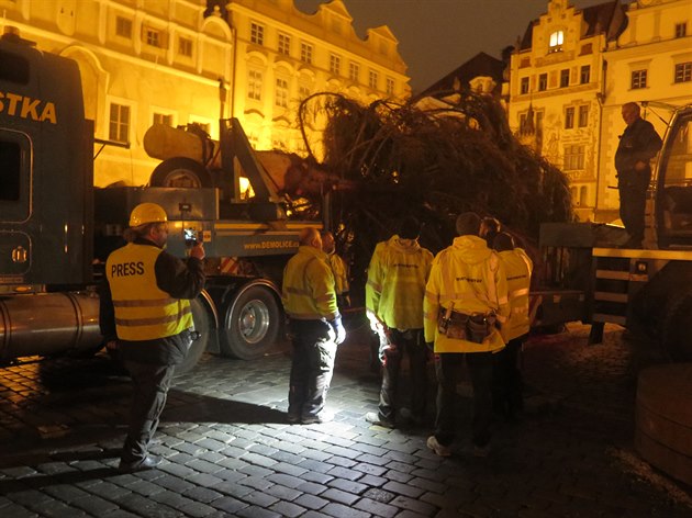 Píjezd Vánoního stromu na Staromstském námstí v Praze