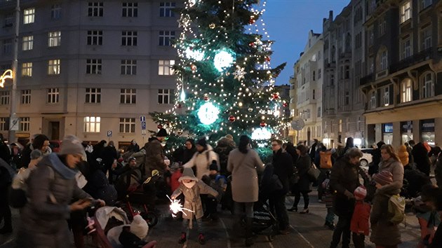 Dnes byl slavnostn rozsvícen vánoní strom ped Kostelem sv. Antonína Paduánského na Strossmayerov námstí v Praze 7-Holeovicích. Atmosféra na míst akce byla vánoní - popíjelo se  svaené víno, prskaly prskavky, hrála esová kapela a vichni si to n