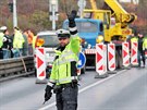 Dopravu na Chebském most v Karlových Varech ídí kyvadlov policisté. (28....