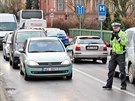 Dopravu na Chebském mostě v Karlových Varech řídí kyvadlově policisté. (28....