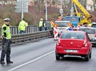 Dopravu na Chebském mostě v Karlových Varech řídí kyvadlově policisté. (28....