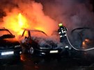 Při požáru v areálu karlovarské odtahové služby shořelo osm aut. (28. listopadu...