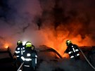 Při požáru v areálu karlovarské odtahové služby shořelo osm aut. (28. listopadu...