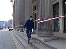 Policistka ped mstským palácem v Dráanech Green Vault, unikátním...