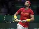 panlský tenista Rafael Nadal sleduje mí v semifinále Davis Cupu v Madridu.