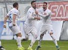 Ostravtí fotbalisté se radují z promnné penalty Patrizia Stronatiho (druhý...