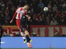 Phillipe Coutinho z Bayernu Mnichov prohrává hlavikový souboj s Mattem Garcíou...