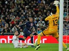 Kylian Mbappé z Paris St. Germain donutil k zákroku Thibauta Courotise z Realu...