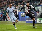 Mattia De Sciglio z Juventusu odehrává balon ped Saúlem Niguezem z Atlétika...