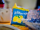 Byt je pln� tehdej��ch produkt�, na sn�mku je �umiv� n�poj Vitacit.
