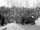 Zimní válka 1939 - 1940, fintí vojáci ped zamaskovaným úkrytem