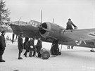 Zimní válka 1939 - 1940, erpání paliva do bombardéru Bristol Blenheim finského...