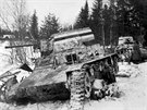 Zimní válka 1939 - 1940, dva zniené finské tanky Vickers 6 ton, vzadu v lese...