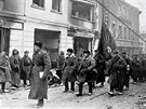 Zimní válka 1939 - 1940, sovtská pchota pochoduje obsazeným Vyborgem.