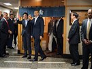 Americký prezident Barack Obama s japonským premiérem Abem pózují po veei...